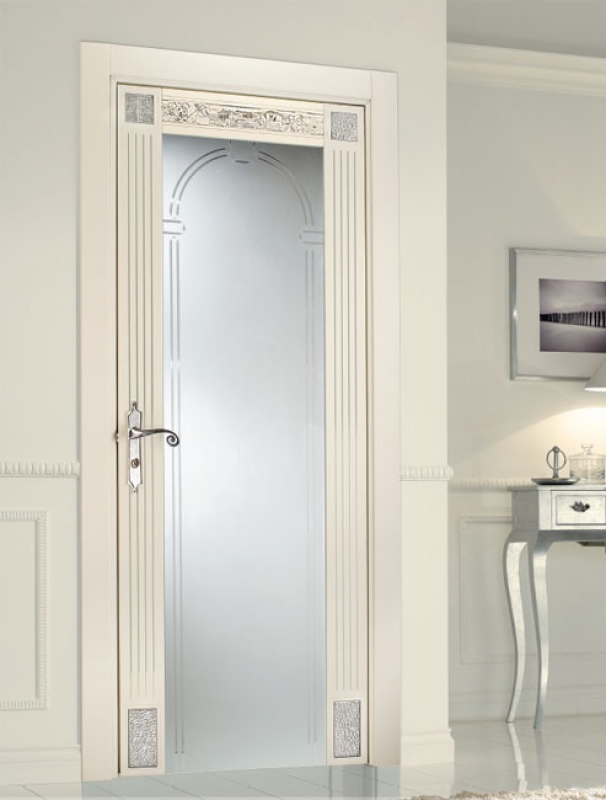 Дверь классика стекло. Двери в классическом стиле. Белые классические двери. Двери межкомнатные белые. Межкомнатная дверь классика.
